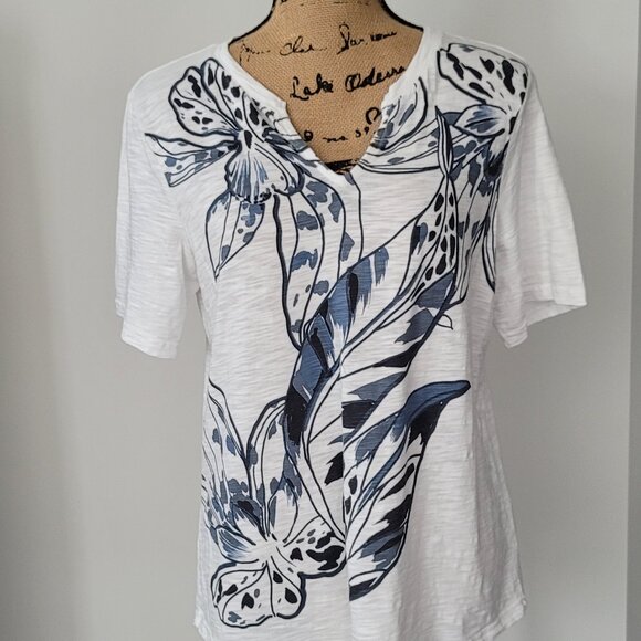 Chicos Short Sleeve Lightweight Top White Floral Size 1 Approx Medium - Picture 1 of 9